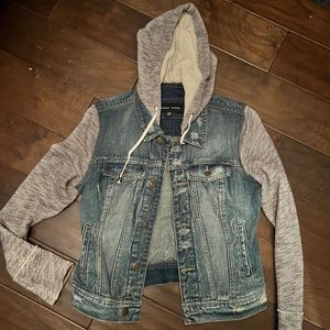 Back Rivet Jean Jacket with hood NWOT